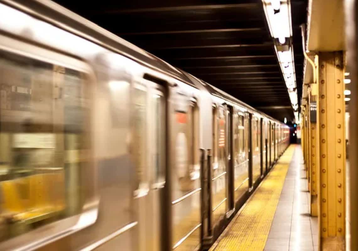 צעירה נפצעה באורח אנוש במהלך תקיפה אקראית בסאבוויי בניו יורק