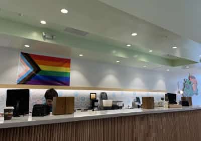 רשת בתי הקפה האהובה מקליפורניה לוקחת צעד אחורה מזהות פוליטית: כל דגלי הגאווה יוסרו מהסניפים