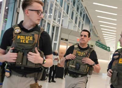 כאוס בטרמינלים: שדות התעופה הפכו לזירת כוח — וסוכני ההגירה לא ממהרים לעזוב