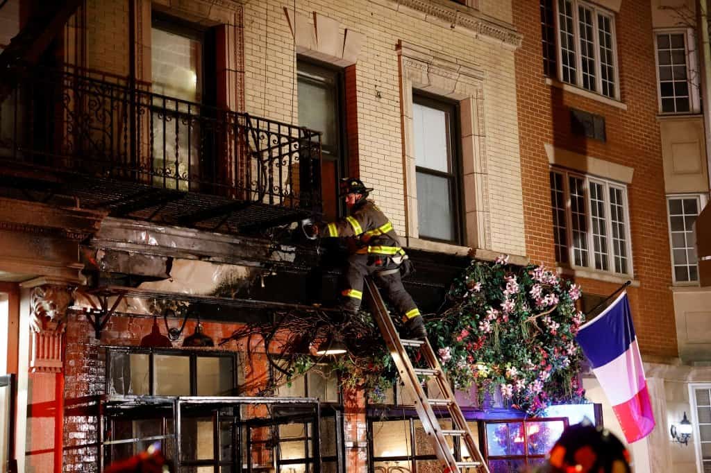 שנאה בלב ניו יורק: אישה הציתה דגל גאווה מחוץ למסעדה אופנתית בדאונטאון