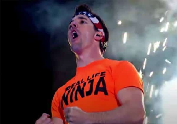 אלוף לוחם הנינג'ה האמריקני מואשם בפדופיליה