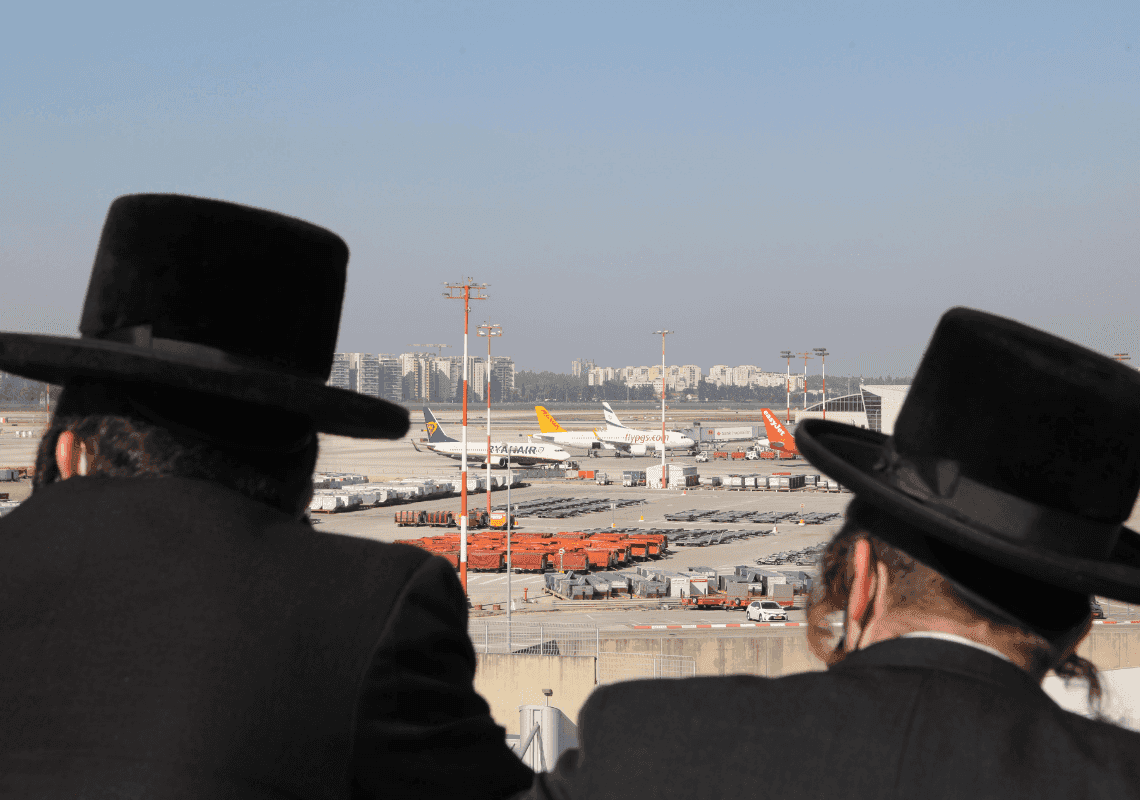 אנטישמיות או אכיפת חוק? כ-150 חרדים לא הורשו לעלות על טיסה 