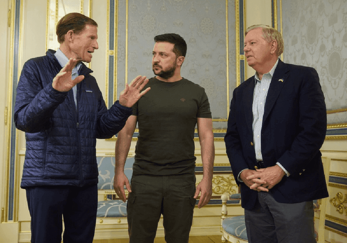 פייק ניוז בחסות קייב: זלנסקי פרסם סרטון ערוך של סנאטור אמריקאי - ורוסיה הוציאה נגדו צו מעצר