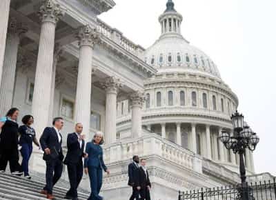 מרד בסנאט: דמוקרטים מתונים שברו שורות כדי לסיים את ההשבתה הארוכה בתולדות ארצות הברית