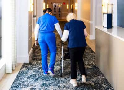 ניצולי שואה בפלורידה: "זה מחזיר אותי לימים של אנה פרנק” - פנסיונרים שוקלים להסתיר עובדים מהאיטי מפני גירוש