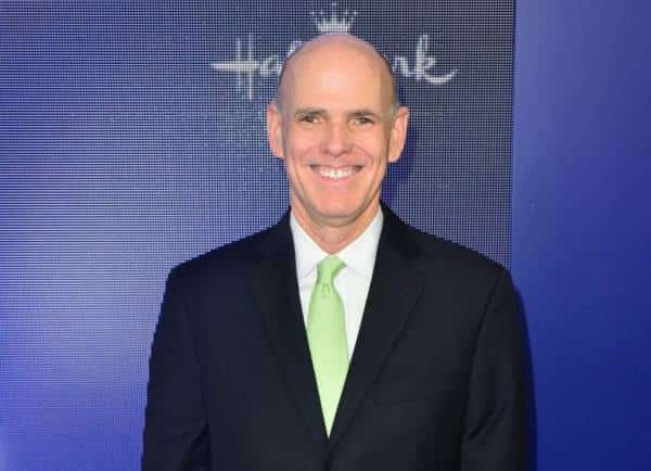 בשל פרסומת המציגה זוג חד-מיני: מנכ"ל אולפני הענק נאלץ להתפטר