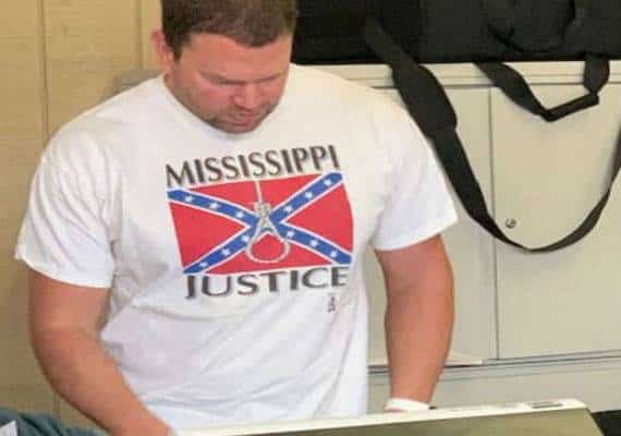 לבש חולצה גזענית ביום הבחירות ושילם על כך מחיר