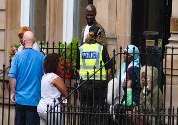 מרחץ דמים בבריטניה: מסע רצח בבית מלון שאיחסן 'מבקשי מקלט' חולי קורונה