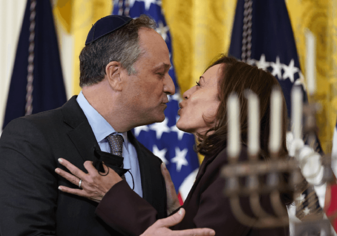 טראמפ מסכים: בעלה של קמלה האריס הוא "יהודי גרוע"