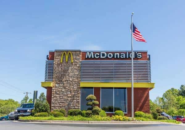 בני זוג נכנסו לסניף מקדונלד'ס ודרשו לשבת במקום: כשסורבו, הם שלפו אקדחים