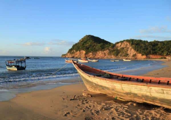 מגבת, קרם-שיזוף, וגלאי מתכות: תושבי כפר דייגים קטן ונידח מתמודדים עם שטף מטבעות זהב טהור בלתי מוסבר הנשטף לחוף