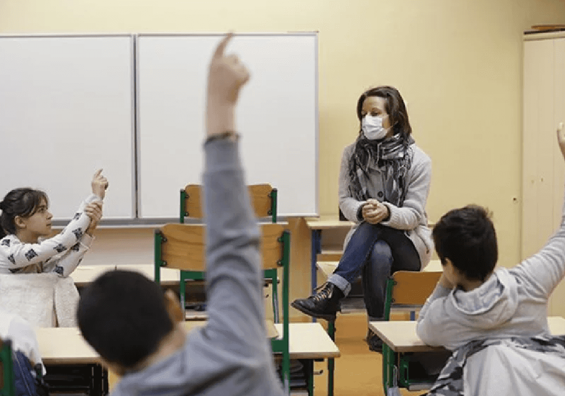 שישה מורים פוטרו בגין סירובם לעטות מסכה בבית הספר