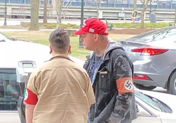 עליית מדרגה: ניאו נאצים ביזו אנדרטה לקורבנות השואה