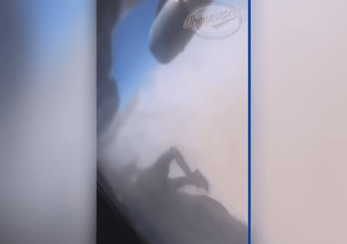 תמונה קשה לצפייה: גופת גבר אפגני נמצאה בגלגלי מטוס אמריקני