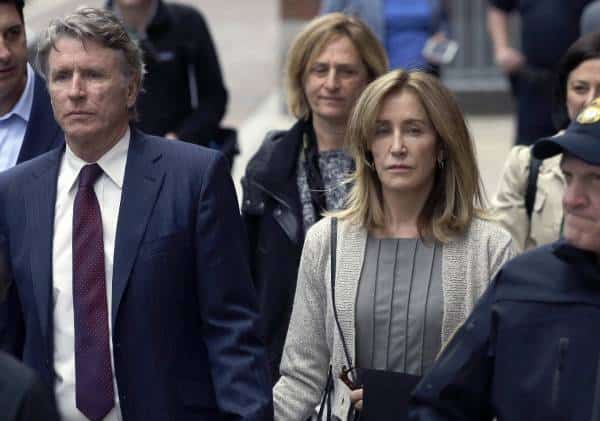 מהשטיח האדום לבית הכלא הפדרלי? התביעה דורשת לשלוח את פליסיטי האפמן למאסר