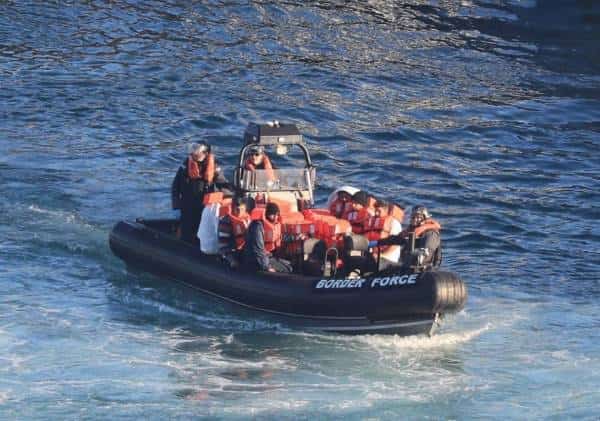 רילוקיישן? כמות היסטורית של מהגרים בלתי חוקיים חצתה את התעלה הבריטית באמצעות סירות מאז משבר הקורונה