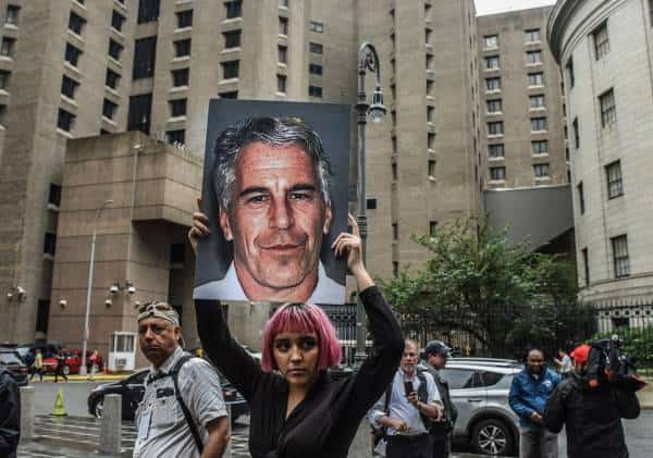 פרשת ג'פרי אפשטיין: כתב אישום הוגש נגד 2 סוהרים שעבדו בליל ההתאבדות