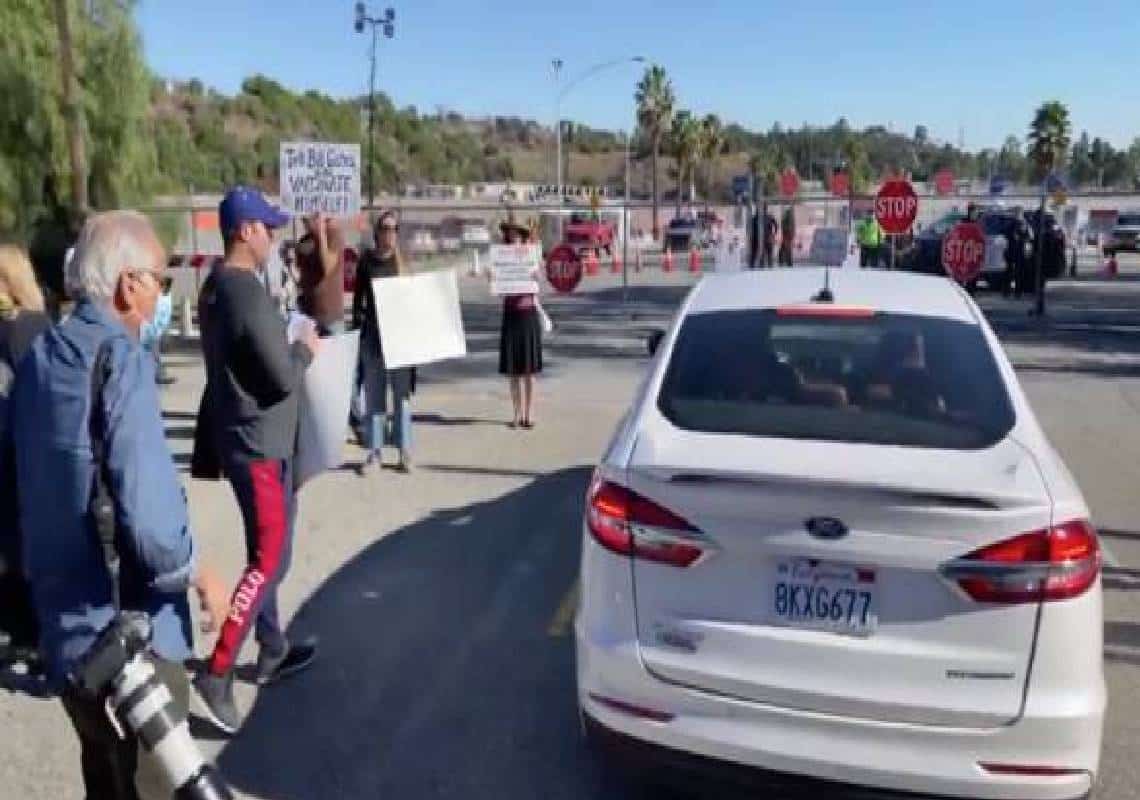 לוס אנג'לס: מתנגדי חיסונים חסמו את הכניסה לאתר החיסונים הגדול בארה"ב באצטדיון דוג'רס - האתר נסגר בעקבות המחאה