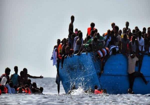 "הפלישה לאיטליה בעיצומה": אלפי מהגרים שוטפים את חופי סיצליה, סגן ראש הממשלה לשעבר סלביני "המצב בלתי נסבל"