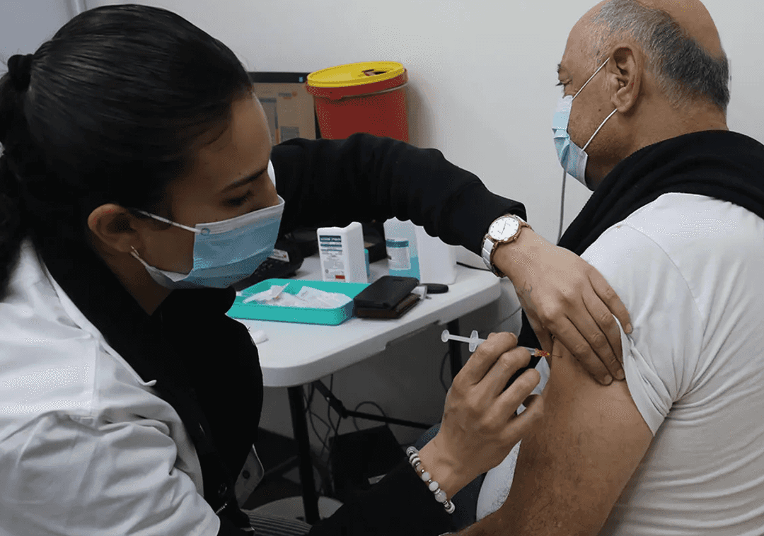 מחקר ישראלי: זריקת בוסטר לא מספיק יעילה נגד האומיקרון