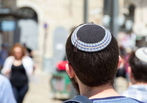 אחד מכל 5 אמריקאים סבור: לבעלי עסקים הזכות לסרב לשרת לקוחות יהודים