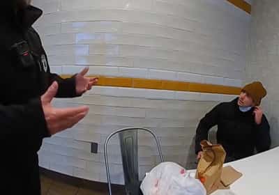 התיעוד נחשף: הרגע שבו שוטרים מזהים את לואיג'י מנג'יוני בסניף מקדונלד'ס