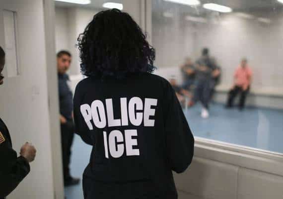 מלכודת חדשה של סוכני ההגירה: בני זוג לא חוקיים נעצרים בראיון הנישואים לגרין קארד 