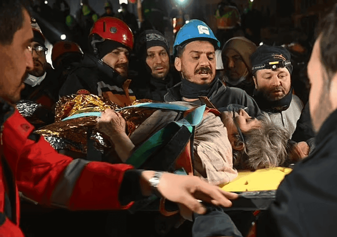 כמעט 9 ימים מאז רעידת האדמה: אישה בת 77 חולצה בחיים מבין להריסות