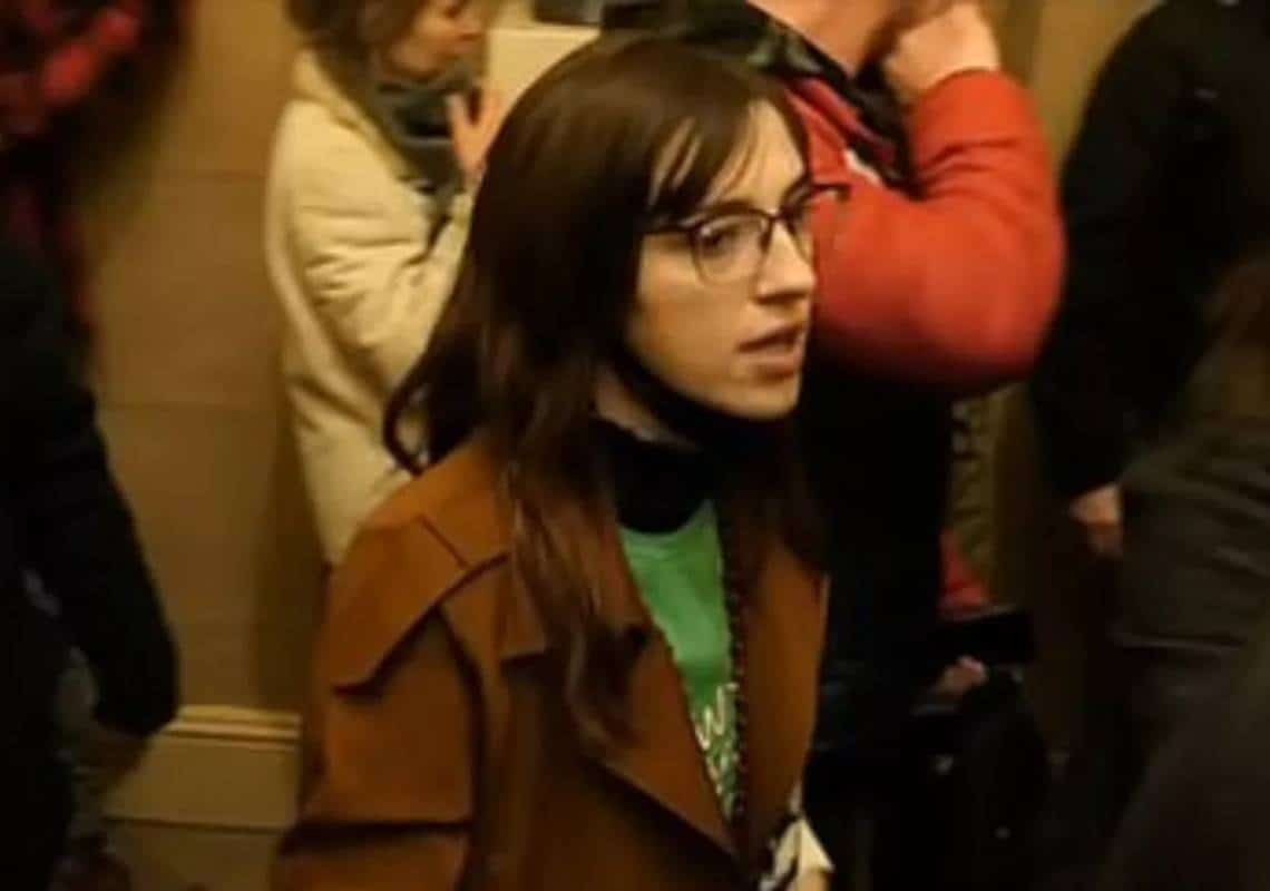 "גנבה לפטופ מלשכתה של ננסי פלוסי והתכוונה למכור אותו לשירותי הביון ברוסיה"