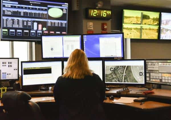 "אני לא מבינה למה את מתחרפנת": מוקדנית נזפה בנהגת שנתקעה בשיטפונות, כוחות החירום לא הספיקו לחלצה