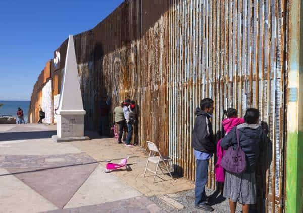 ממשל טראמפ מסמן את המטרה הבאה: הקשחת קבלת מעמד של פליט בארה"ב