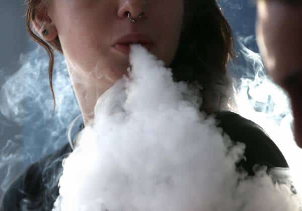 מחקר חושף: שיעור הצעירים שמעשנים סיגריות אלקטרוניות נמצא בעלייה גורפת