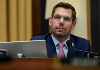 קליפורניה: המועמד הדמוקרטי המוביל למושלות נמצא פסע מחיסול הקריירה הפוליטית שלו