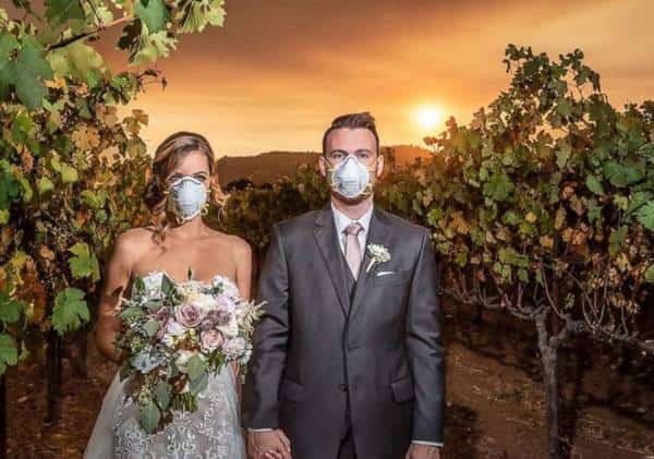 נשבענו זה לזו ברגע של שריפה: תמונת זוג ביום חתונתם הפכה ויראלית