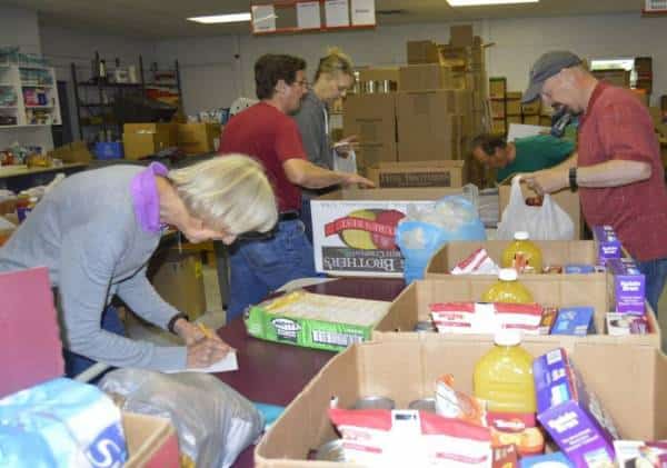 תיעוד מטריד: אלפי בני אדם ממתינים בתורים לחלוקת לחם ברחבי ארה"ב