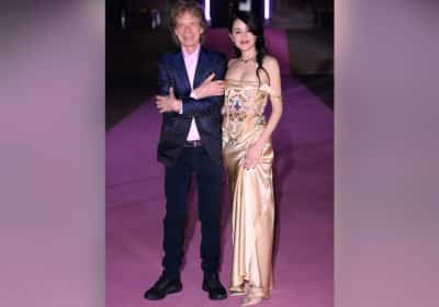 הופעה נדירה על השטיח האדום: מיק ג'אגר וארוסתו הצעירה ביותר מארבעה עשורים