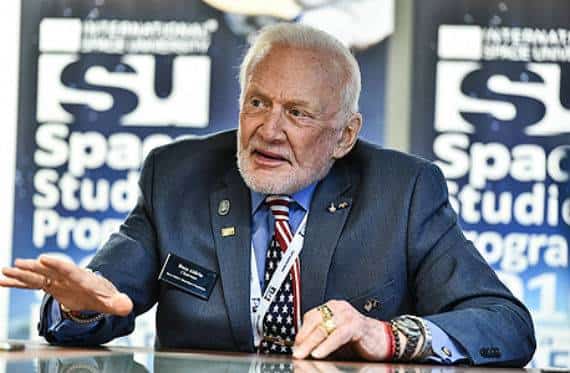 חם על הירח: האסטרונאוט באז אולדרין תובע את ילדיו בטענה שגנבו ממנו חצי מיליון דולר ושיבשו את חייו