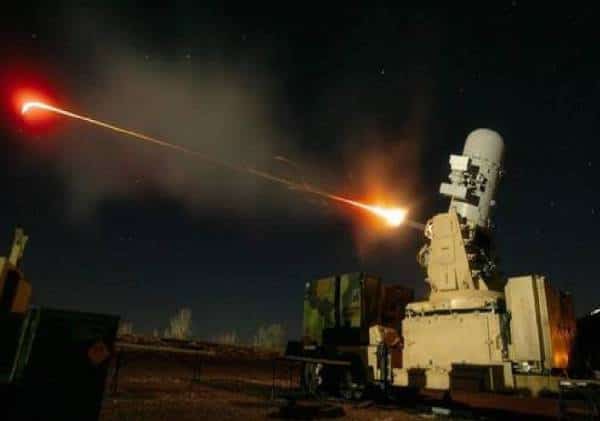 צפו ברגעים הדרמטיים: טילים נורו על השגרירות האמריקנית בבגדד - מערכות הגנה מיוחדות הופעלו במקום