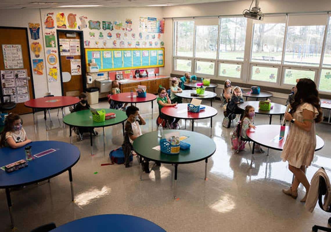 "לא צריך 2 מטר בין השולחנות": המלצת ה-CDC תסלול את הדרך לקראת פתיחת בתי הספר?