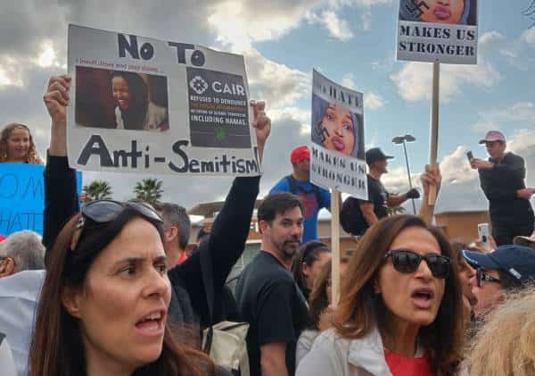 צלבי קרס וטלאי צהוב: מעל אלף איש בהפגנת הקהילה הישראלית בוואלי לוס אנג'לס