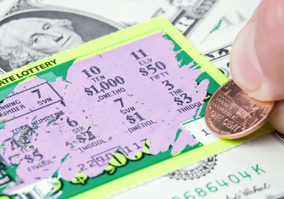 ניו יורק: גנבה מבן דודה כרטיס גירוד שזכה במיליון דולר, וצפויה להישלח ל-4 שנות מאסר