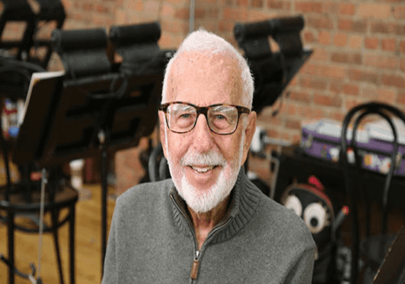 נפטר המחזאי עטור פרסי הטוני שאחראי ל"קברט" ו"היא אוהבת אותי"