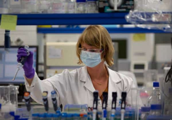 מכשול נוסף בדרך להשגת החיסון: מחלה מסתורית באחד המשתתפים הובילה להפסקת הניסוי