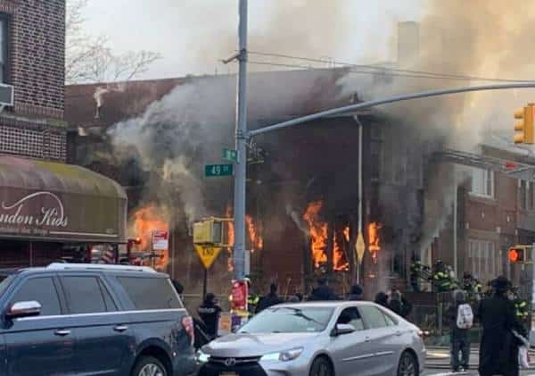 אש החריבה את בית-הכנסת הותיק בברוקלין - בדרך נס חולץ ספר התורה מהמרתף, מצב יתר הספרים הנעולים בכספת לוט בערפל