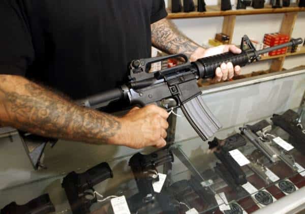 יורד מהמדפים: קולט תפסיק לייצר את רובה ה-AR-15
