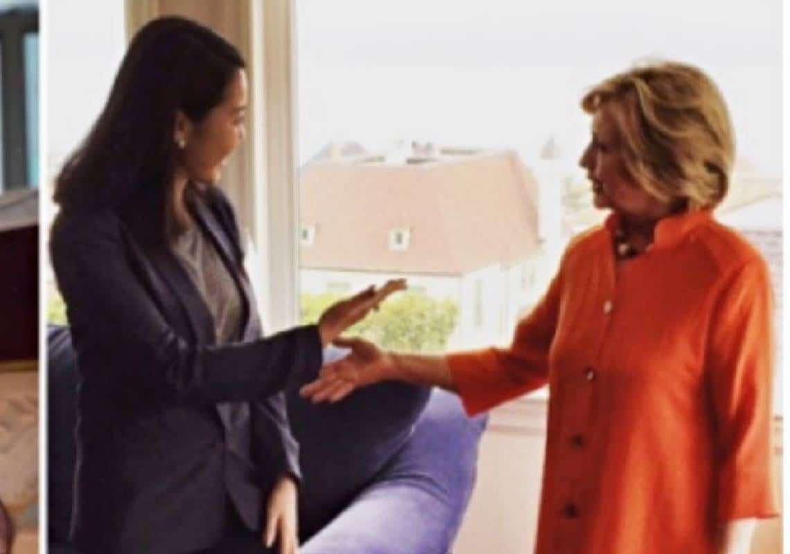 אשת החברה שהתחככה עם הילארי קלינטון קפצה למותה מדירת היוקרה כשבידיה תינוקה בן החודשיים