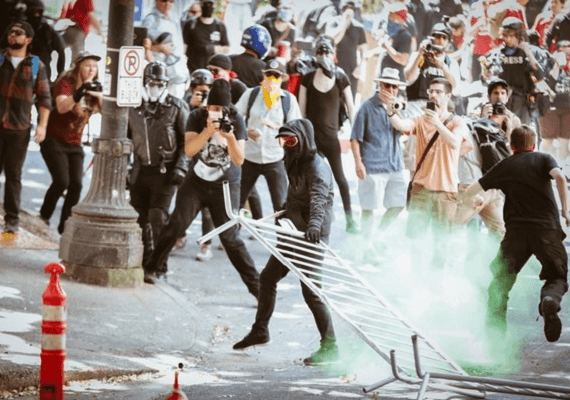 אורגון: רימוני הלם וגז מדמיע על מפגיני-הנגד לצעדת ימין קיצוני