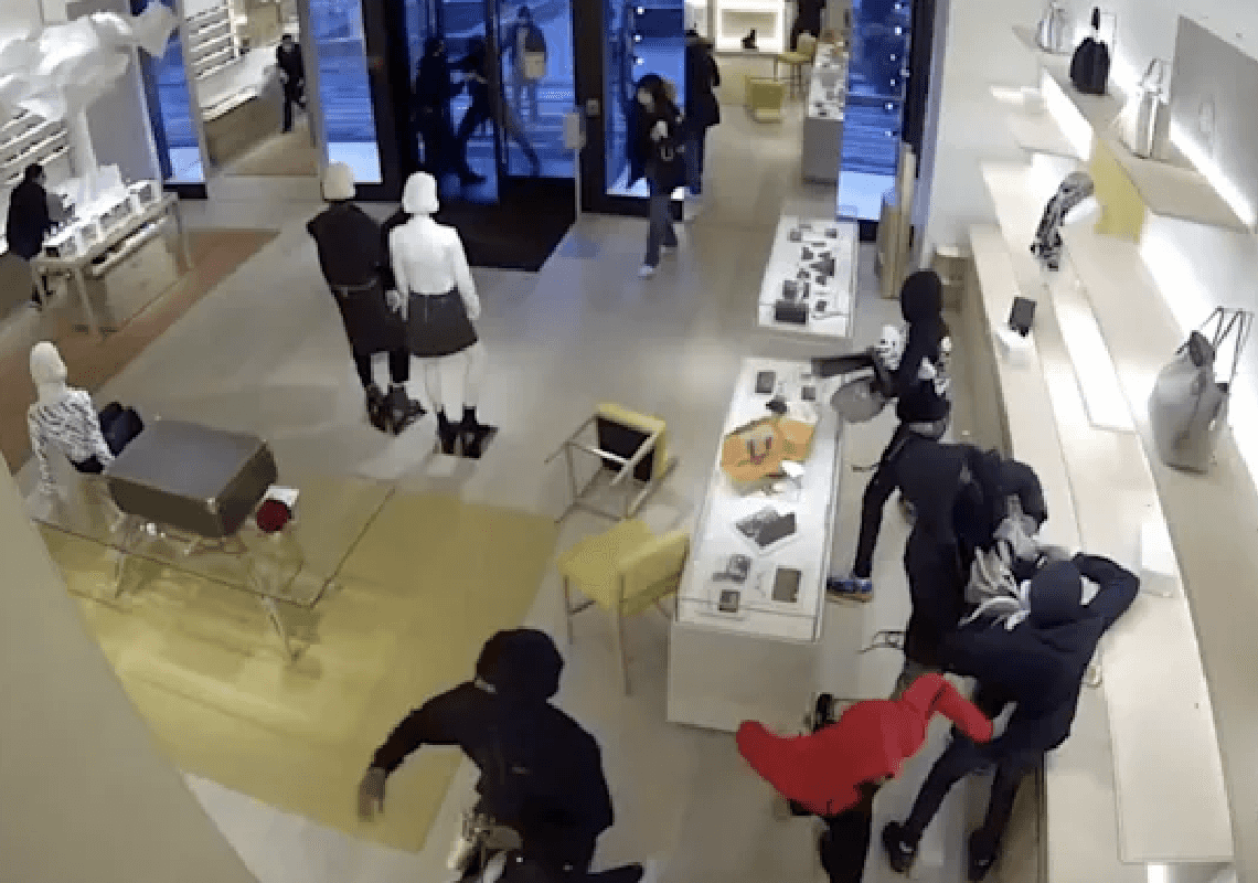 פשיטה על רשת לואי ויטון: 14 חשודים גנבו בשניות סחורה במאות אלפי דולרים – באירוע אחד מני רבים