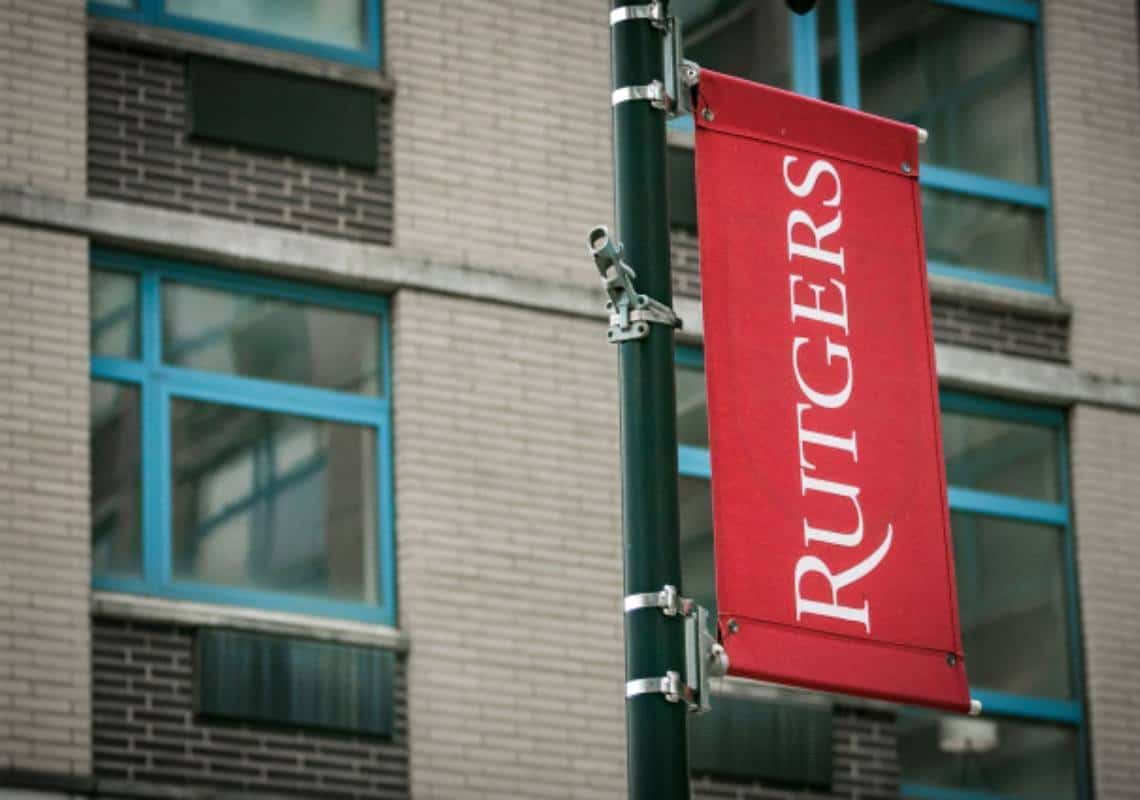 שפל חדש: נשיא האוניברסיטה גינה מתקפות אנטישמיות אך חזר בו לפתע כדי "לא לפגוע ברגשותיהם של פלסטינים"