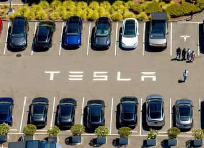 טסלה מאבדת את הפסגה: בי־וואי־די עוקפת – והמכירות של מאסק נופלות שנה שנייה ברצף